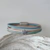 das Lederarmband mit einer Lotusblume in pastel