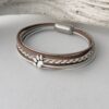 das Lederarmband mit einer Pfote in taupe weiß