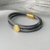 das Lederarmband Ethno in Gold und grau