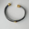 das Lederarmband mit Ethno in Gold und grau