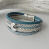 das Lederarmband mit einer Muschel hellblau weiß