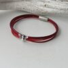 das Lederarmband fein mit Biene rot