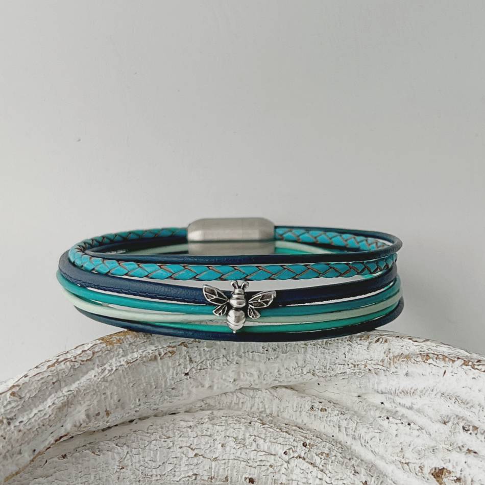 das Lederarmband mit einer LandFrauen Biene in türkis blau Lederarmband mit Biene türkis blau