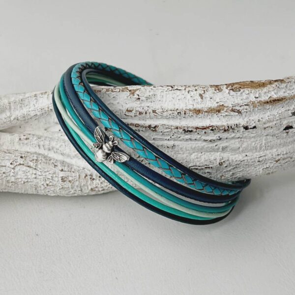 das Lederarmband mit einer Biene in türkis blau
