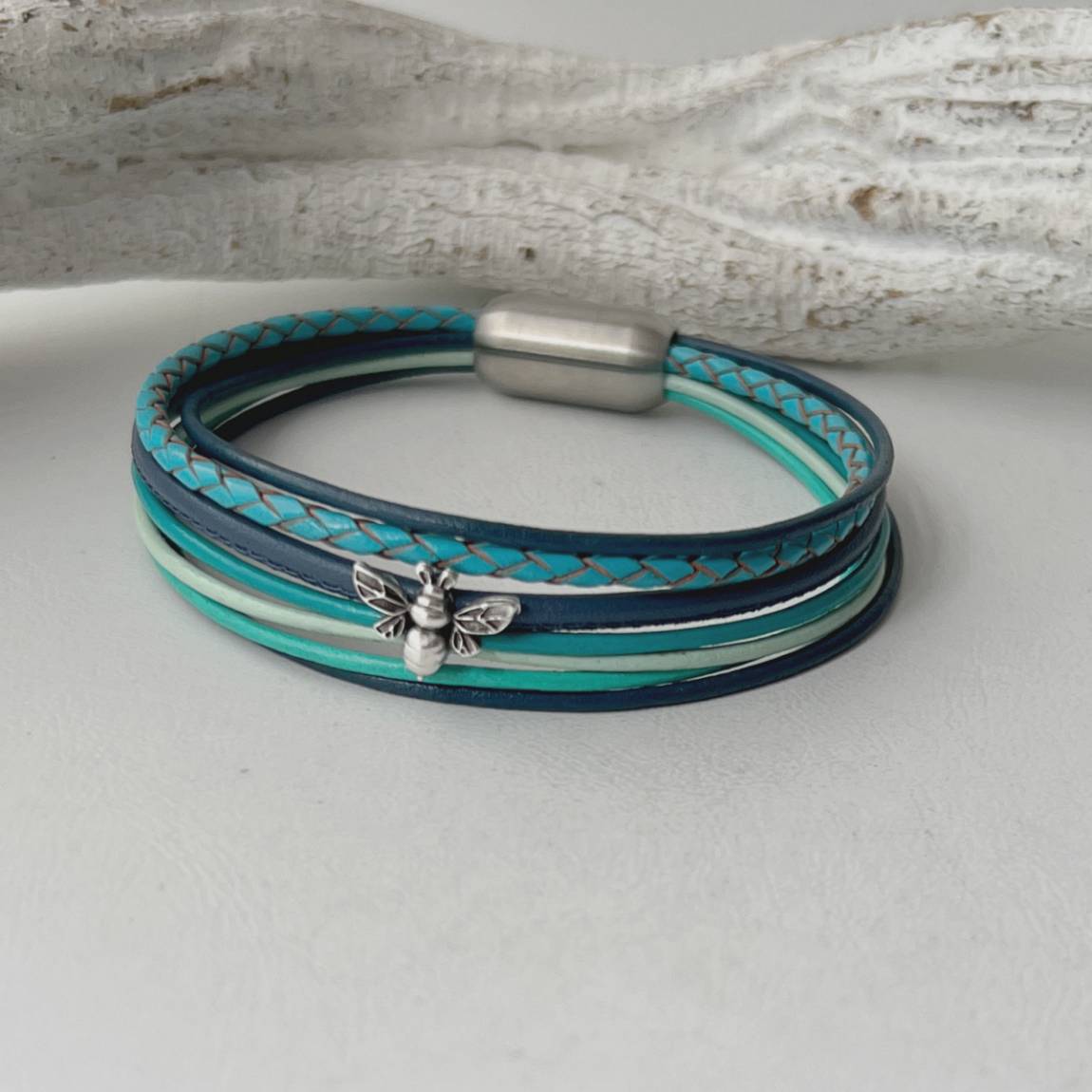 das Lederarmband mit einer Biene türkis blau Lederarmband mit Biene türkis blau