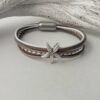 das Lederarmband mit einem Seestern taupe weiß