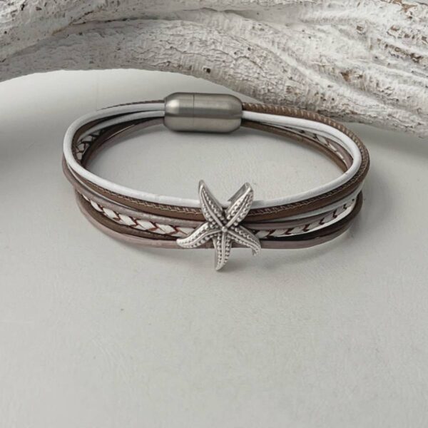 das Lederarmband mit einem Seestern taupe weiß
