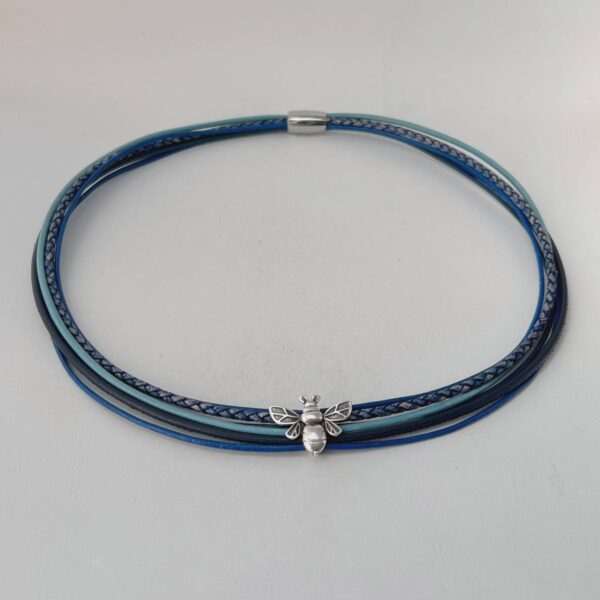 das Ledercollier mit der LandFrauen Biene antikblau