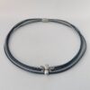 das Ledercollier mit LandFrauen Biene blaugrau