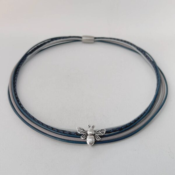 das Ledercollier mit LandFrauen Biene blaugrau