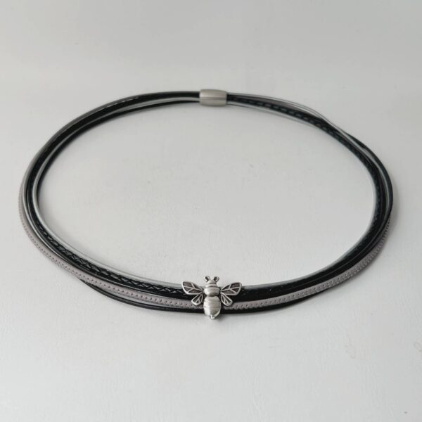 das Ledercollier mit der LandFrauen Biene schwarz grau