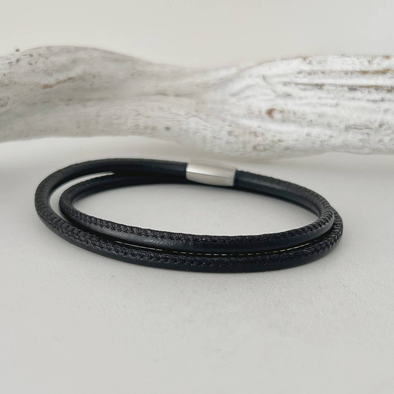 Wickelarmband Nappaleder Herren schwarz das Wickelarmband aus Nappaleder Herren schwarz