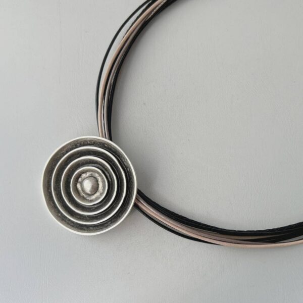 Ledercollier mit 3D Anhänger schwarz-beige