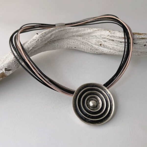 das Ledercollier mit einem 3D Anhänger in schwarz-beige